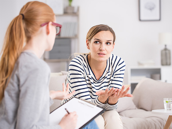 Woman speaking to her psychotherapist during a Motivational interviewing (MI) session.